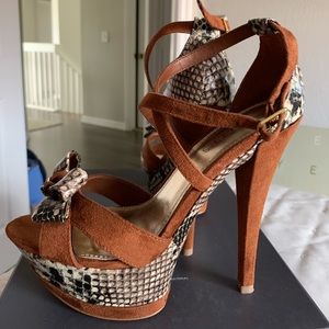 Camel suede & python print heels 👠